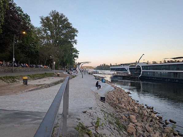 Panoramaansicht auf den Goethestrand. Gut zu erkennen sind die Gingo-Blätter-Stelen und die Terrassen, die zum Verweilen einladen. 
