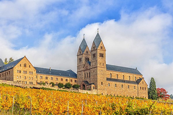 Abtei St. Hildegard im Herbst