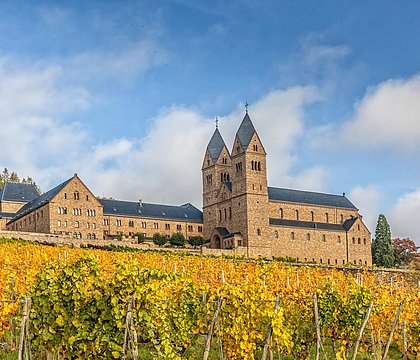 Abtei St. Hildegard im Herbst