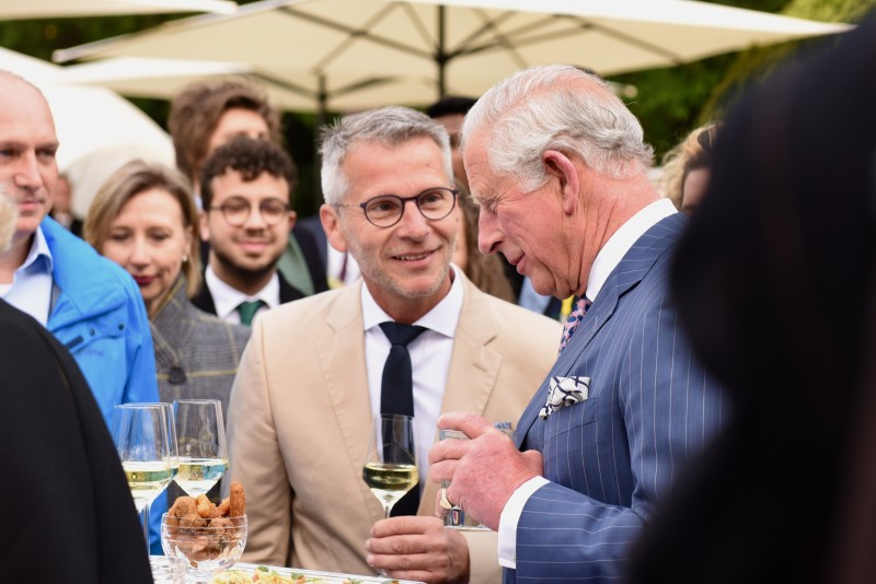 Prinz Charles verkostet mit Reiner Flick im Weingut Joachim Flick Wein